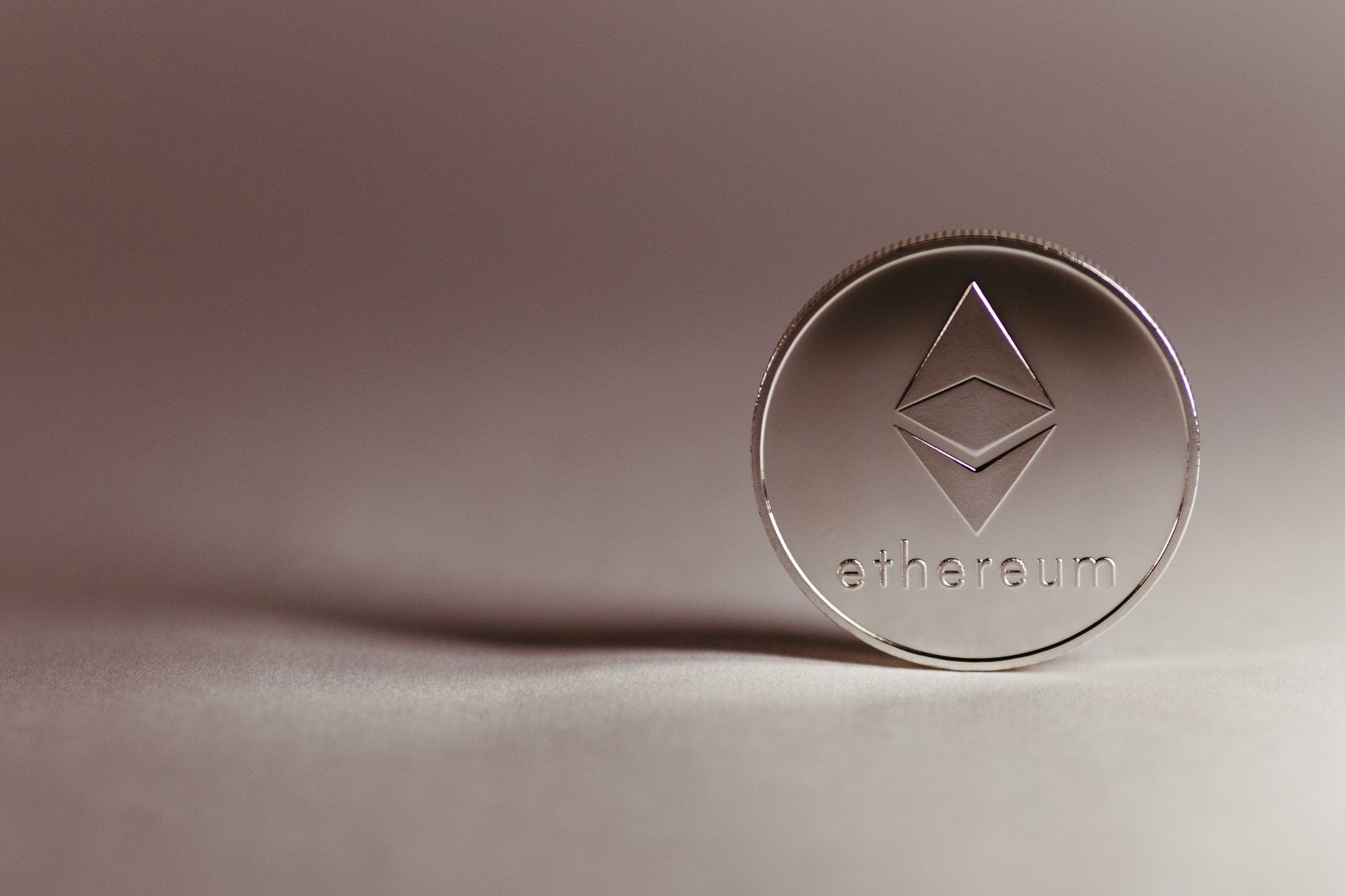 Fidelity Digital Dollar Goes Live on Curve and Uniswap in Coordinated DeFi Push
