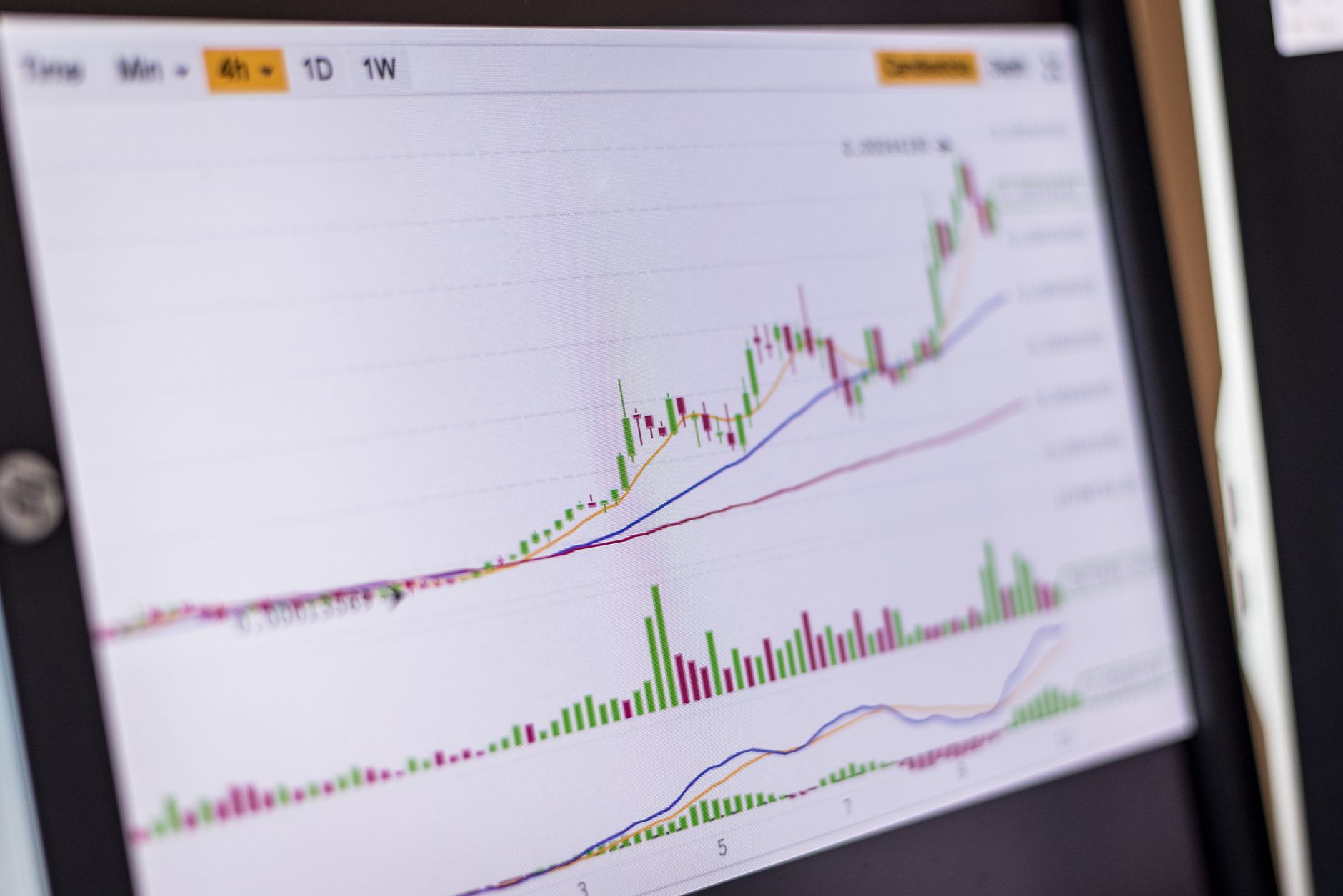 Bitcoin ETF Exodus: JPMorgan Warns Debasement Trade Unwinds Amid $2.1B Outflow